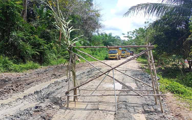 Kondisi jalan yang rusak dan angkutan batubara yang ditahan warga