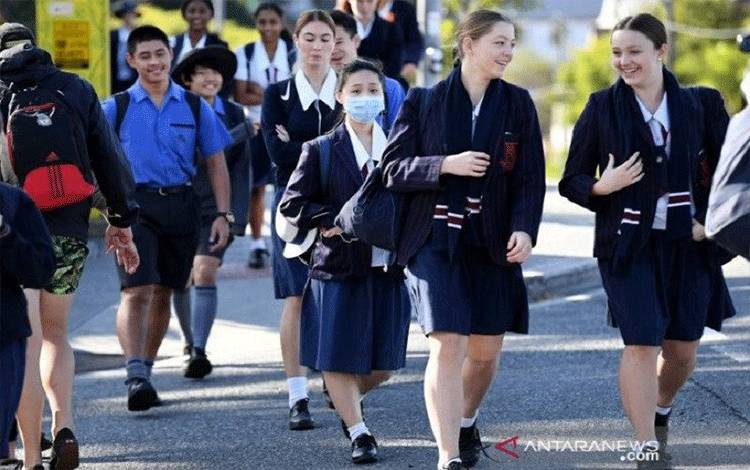 Arsip - Sejumlah murid mulai masuk sekolah hari pertama secara tatap muka setelah beberapa waktu belajar secara daring dari rumah untuk mencegah penyebaran wabah virus corona (COVID-19) di Brisbane, Australia, Senin (11/5/2020). RS/TM) (ANTARA/REUTERS/AAP Image/Dan Peled/TM/aa.)