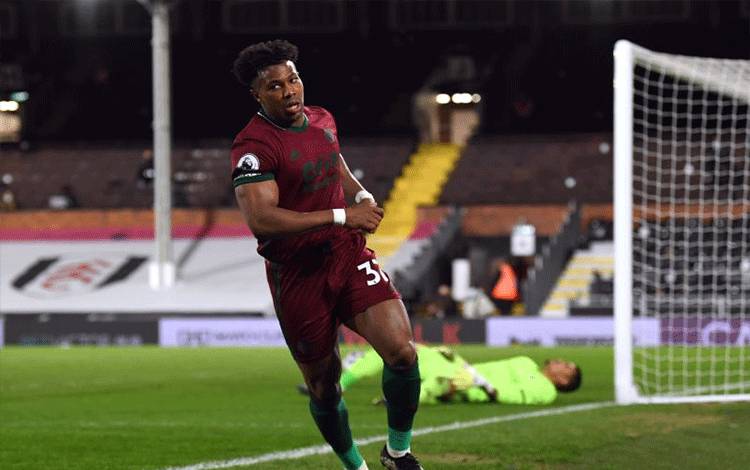 Pemain Wolverhampton Wanderers Adama Traore melakukan selebrasi usai membobol gawang Fulham pada pertandingan lanjutan Liga Inggris di Stadion Craven Cottage, London, Inggris, Jumat (9/4/2021) waktu setempat. Fulham kalah 0-1 dari tamunya Wolverhampton Wanderers. ANTARA FOTO/Glyn Kirk/Pool via REUTERS/wsj.