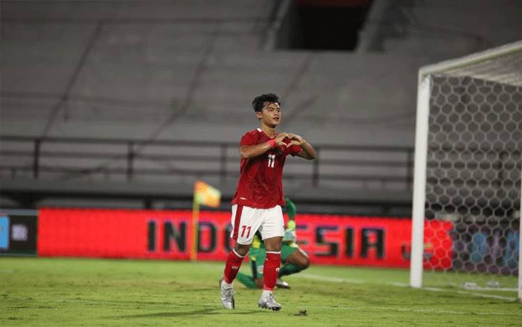 Bek kiri tim nasional Indonesia Pratama Arhan merayakan gol yang dicetaknya ke gawang Timor Leste pada laga persahabatan internasional FIFA di Stadion Kapten I Wayan Dipta, Gianyar, Bali, Kamis (27/1/2022). Indonesia memenangkan pertandingan itu dengan skor 4-1. (ANTARA/HO/PSSI)