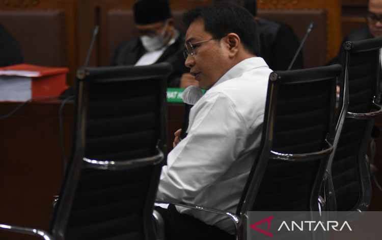 Terdakwa Azis Syamsuddin menyampaikan nota pembelaannya saat menjalani sidang pleidoi kasus dugaan suap kepada mantan penyidik KPK AKP Stepanus Robin Pattuju untuk pengurusan perkara Dana Alokasi Khusus (DAK) Lampung Tengah, di Pengadilan Tipikor, Jakarta, Senin (31/1/2022). Dalam pleidoinya, mantan Wakil Ketua DPR tersebut membantah tuduhan suap dan beralasan pemberian uang tersebut untuk membantu Stepanus Robin Pattuju yang tengah kesulitan keuangan dan pengobatan akibat COVID-19.