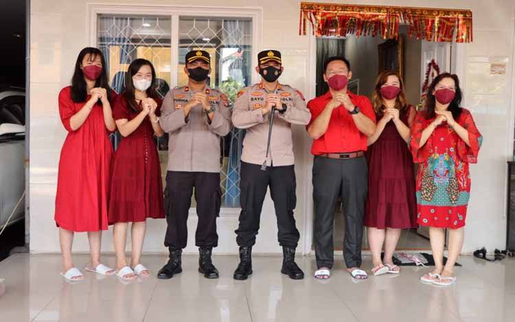 Kapolres Seruyan saat foto bersama keluarga Andreas Wahyudi