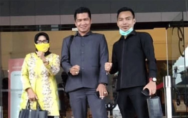 Anggota Komisi II DPRD Kotawaringin Timur, M Abadi (tengah) bersama anggota DPRD lainnya