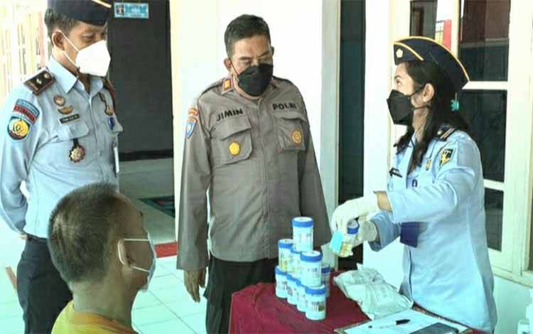 Kepala Rutan Kelas IIB Kuala Kapuas, Toni Aji Priyanto dan Kasat Binmas Polres Kapuas AKP Jimin tinjau pelaksanaan tes urine bagi WBP, Senin 7 Februari 2022