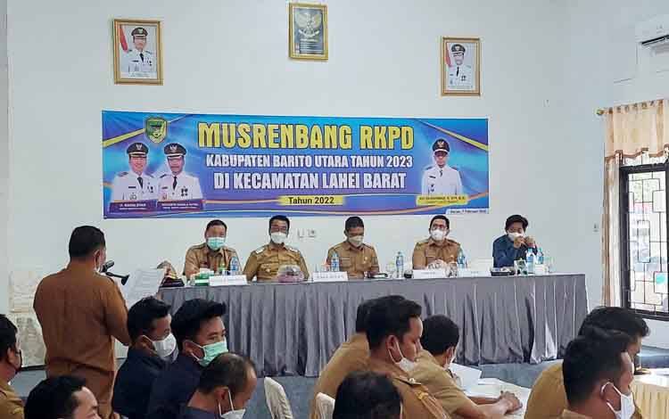 Wakil Bupati Barito Utara, Sugianto Panala Putra saat menghadiri Musrenbang RKPD tahun 2023 di Kecamatan Lahei Barat.