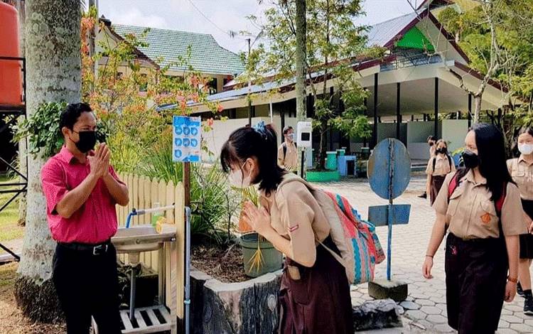 Kegiatan siswa/siswi masuk sekolah di Palangka Raya