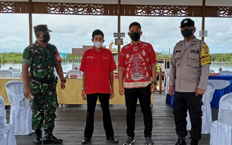 Babinsa Kereng Bengkirai Koramil 1016-01 Pahandut, Serda Eko Cahyono (kiri) bersama pejabat terkait di lokasi Wisata Air Hitam.