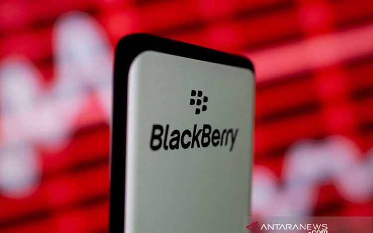 Logo Blackberry terlihat pada smartphone di depan grafik stok yang ditampilkan dalam ilustrasi ini diambil Jumat (5/2/2021)