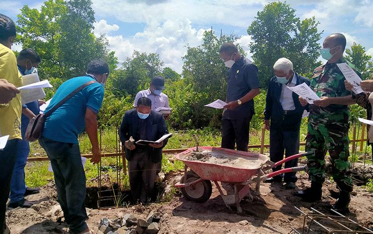 Anggota Komisi IV DPRD Kotim, Pardamean Gultom menghadiri peletakan batu pertama sekolah minggu Gereja HKI.