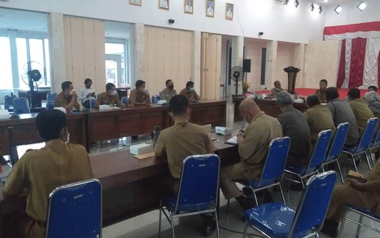 Pelaksanaan kegiatan ratek pencegahan dan penanggulangan pandemi covid-19 diaula kantor bupati Sukamara