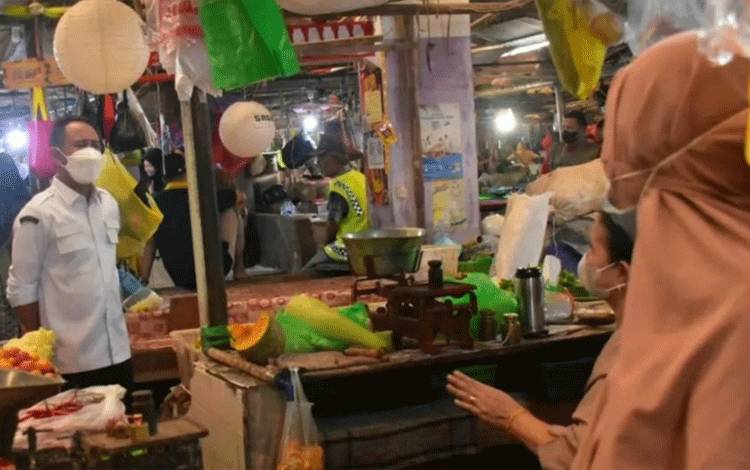 Wali Kota Palangka Raya Fairid Naparin saat inspeksi mendadak di Pasar Kahayan.