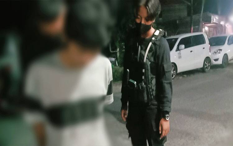 Polisi saat mengamankan seorang pria kedapatan membawa narkoba jenis sabu-sabu.