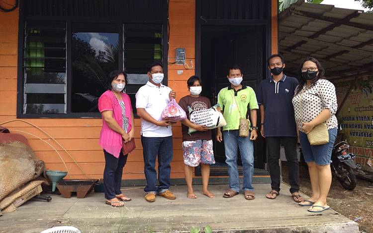 Kegiatan bakti sosial yang dilakukan pengurus Dusmala Kabupaten Gunung Mas untuk warga Dusmala di wilayah setempat.