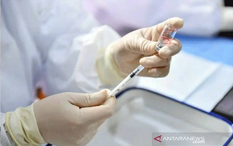 Arsip Foto - Seorang tenaga kesehatan menyiapkan suntikan penguat (booster) vaksin COVID-19 di sebuah pusat layanan masyarakat di Distrik Tianxin, Changsha, Provinsi Hunan, China tengah, pada Selasa (26/10/2021). (ANTARA/Xinhua/Chen Zeguo/am)