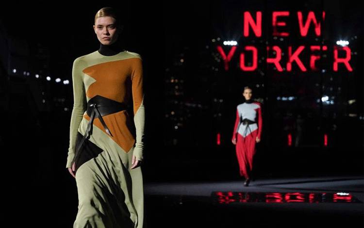Koleksi Tory Burch Fall/Winter 2022 diperagakan selama NY Fashion Week, Senin, 14 Februari 2022, di New York. (ANTARA/AP Photo/John Minchillo) (Associated Press)