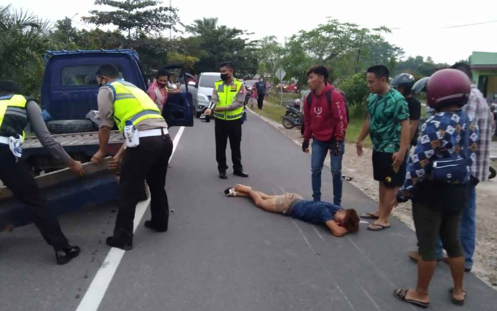 Anggota Satlantas Polres Katingan saat mengevakuasi korban lakalantas di Jalan Soekarno - Hatta Kasongan, sore tadi.