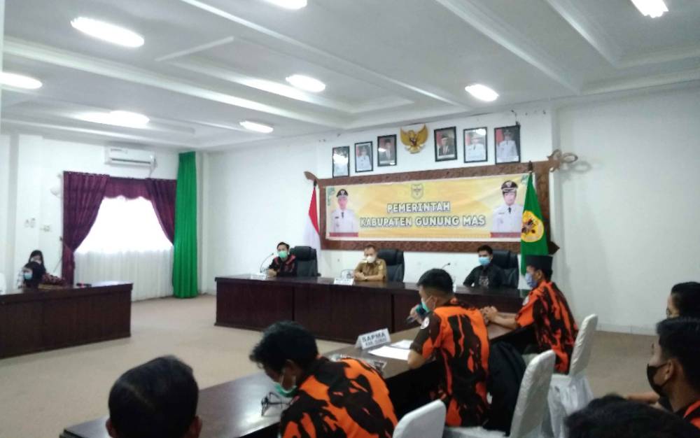 Pertemuan Bupati Gunung Mas dengan pengurus SAPMA PP dan KEPPMA.