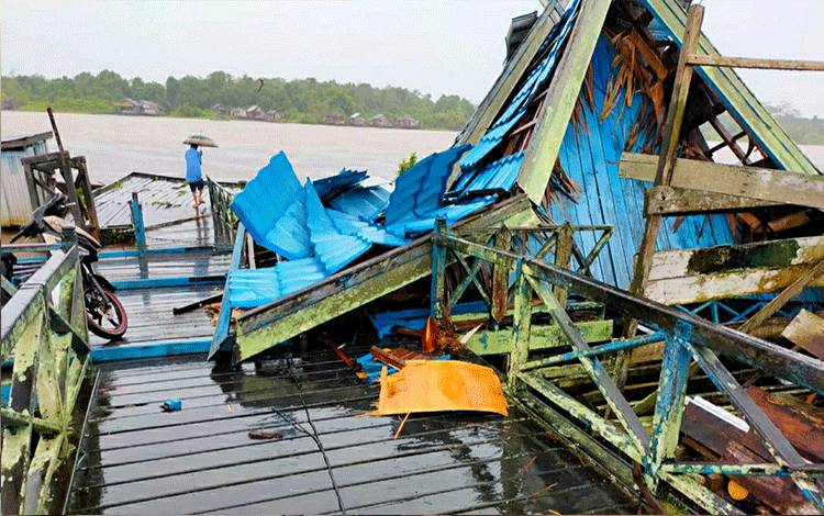 Kondisi salah satu bangunan yaitu Dermaga Kecamatan Mantangai rusak pasca terkena angin puting beliung pada Selasa sore, 22 Februari 2022.