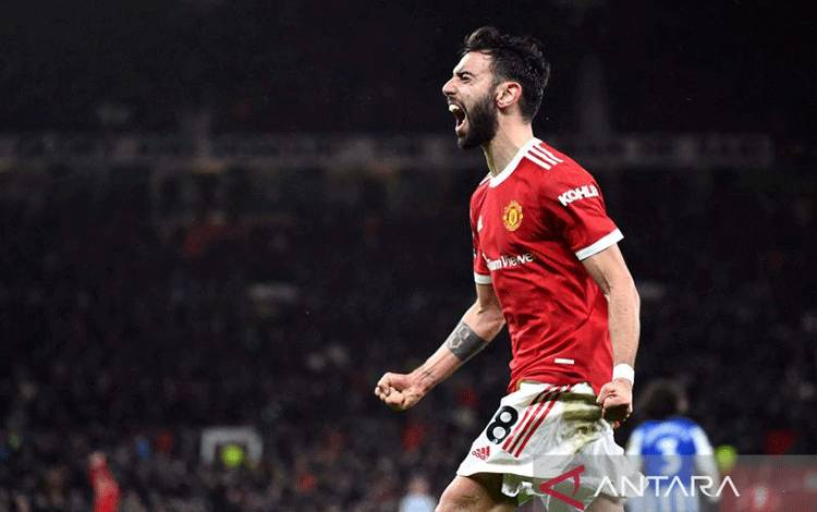Pemain Manchester United Bruno Fernandes merayakan gol kedua pada laga Liga Inggris melawan Brighton & Hove Albion di Old Trafford, Manchester, Inggris (15/2/2022). Manchester United mengalahkan Brighton & Hove Albion dengan 2-0 melalui gol Cristiano Ronaldo dan Bruno Fernandes. ANTARA FOTO/REUTERS/Peter Powell/aww.