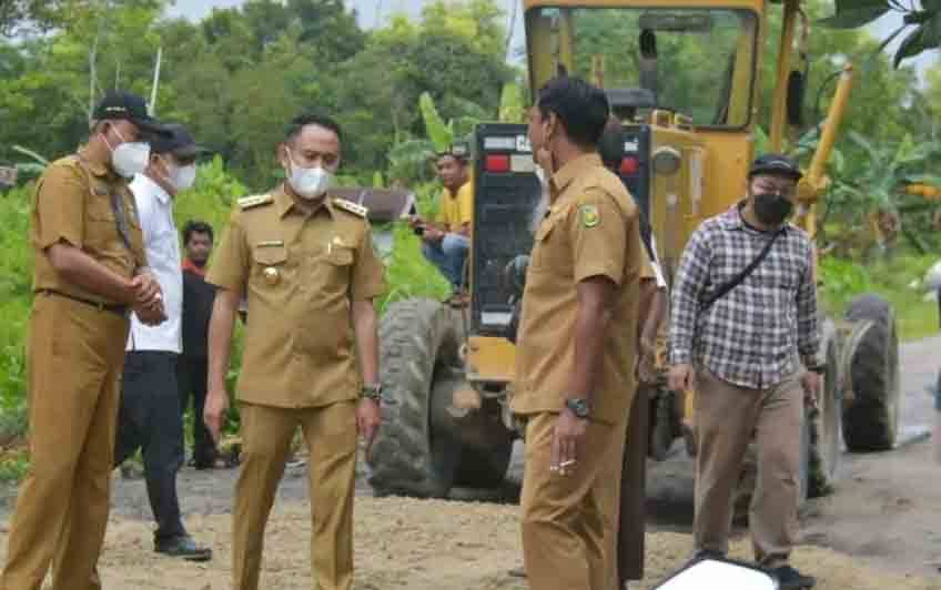 Wali Kota Palangka Raya, Fairid Naparin meninjau proyek infrastruktur