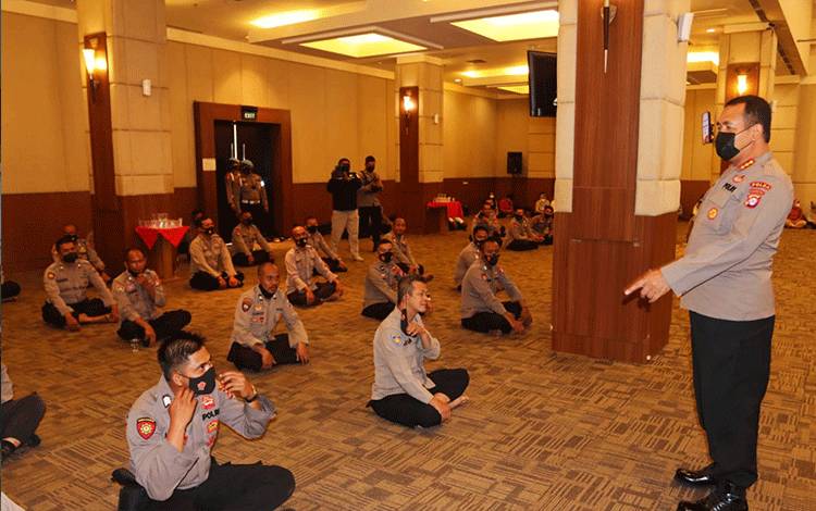 Kabid Propam Polda Kalteng Kombes Heri Setyawan saat memberikan pengarahan kepada puluhan personel dalan? pembinaan etika profesi Polri.