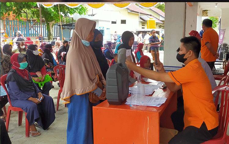 Sejumlah warga saat menerima BPNT di Kantor Pos Sampit.?