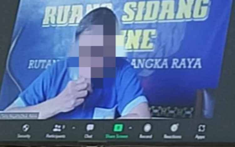 Terdakwa saat menjalani sidang virtual di Pengadilan Negeri Palangka Raya