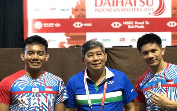 Arsip - Pelatih bulu tangkis ganda putra Indonesia, Herry Iman Pierngadi diapit pasangan Pramudya Kusumawardana/Yeremia Erich Yoche Yacob Rambitan di sela-sela konferensi pers Indonesia Masters 2021 di Bali. (ANTARA/Roy Rosa Bachtiar)