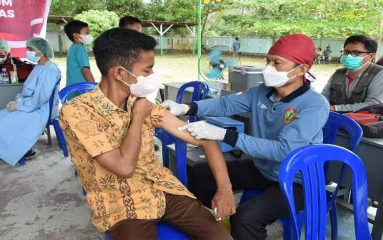 Pemberian vaksin Covid-19 kepada pelajar di Kalteng