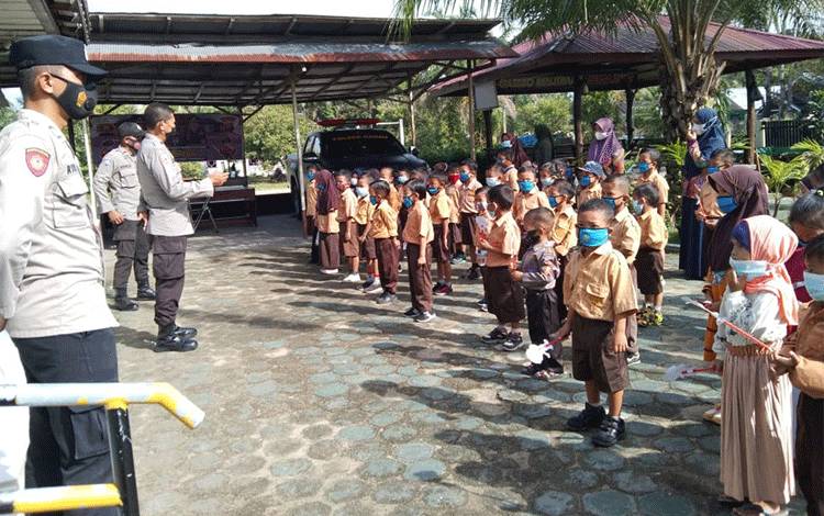 Siswa TK di Pembuang Hulu antusias mengunjungi Mapolsek Hanau