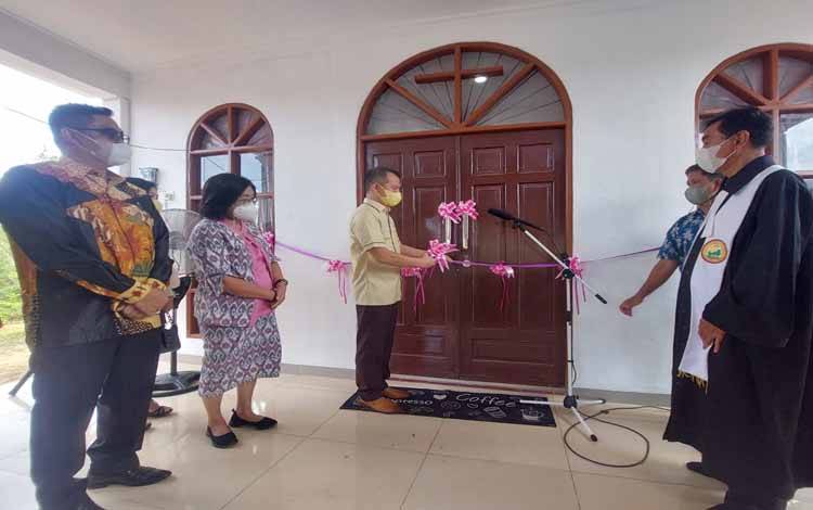 Bupati Gunung Mas, Jaya S Monong meresmikan bangunan gereja Sakatik Jemaat GKE Kuala Kurun, Minggu 27 Februari 2022