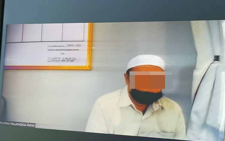 Terdakwa saat menjalani sidang virtual di Pengadilan Tipikor Palangka Raya