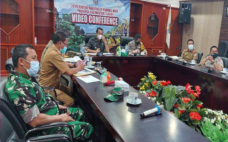 Bupati Mura didampingi Forkopimda saat mengikuti rapat virtual dengan Gubernur Kalteng terkait penanganan Covid-19.