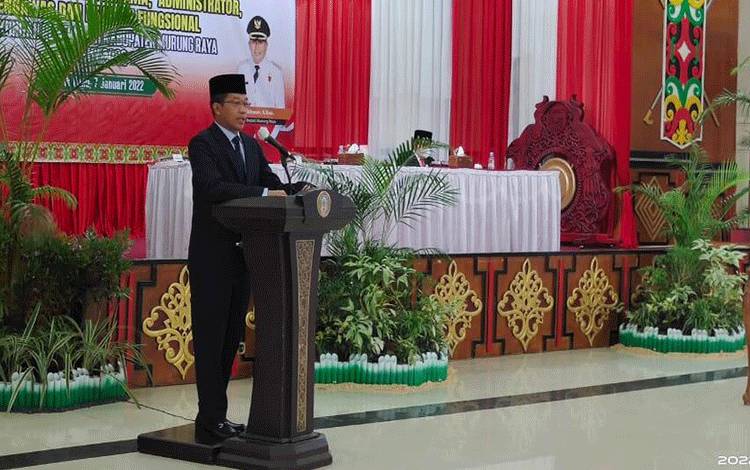 Bupati Mura Perdie M Yoseph saat memberikan arahan kepada seluruh Pejabat yang baru dilantik. Salah satunya terkait dengan kewajiban mengembalikan aset setelah dimutasi.