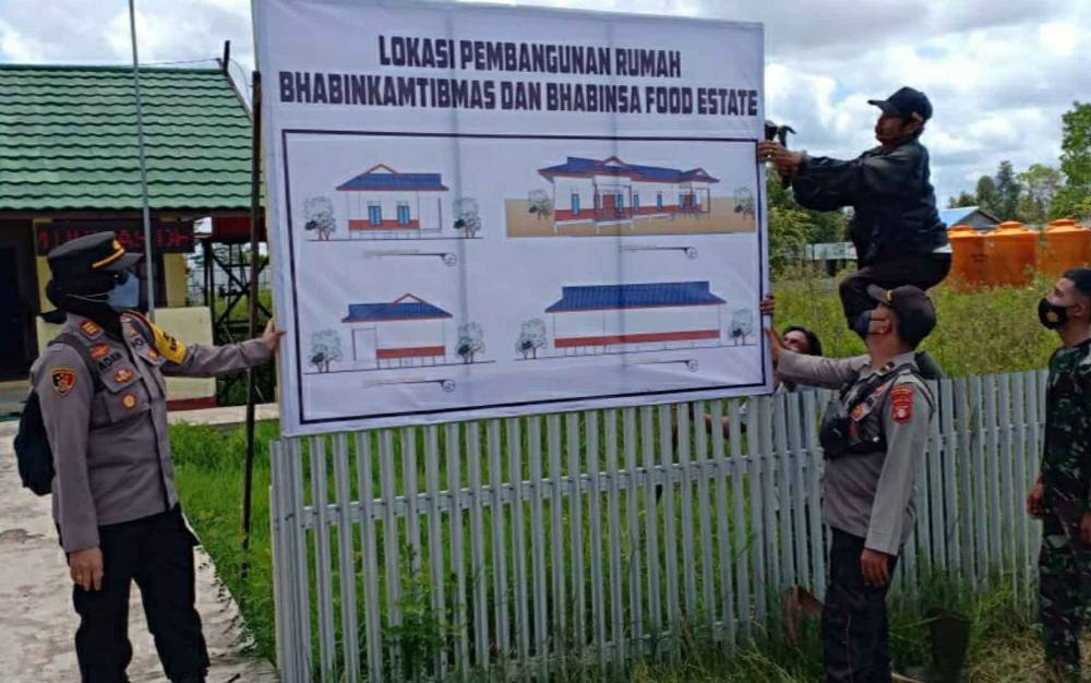 Kapolsek Kapuas Murung, AKP Siti Rabiyatul Adawiyah mengecek lokasi pembangunan rumah Bhabinkamtibmas dan Babinsa Food Estate di Desa Bentuk Jaya.