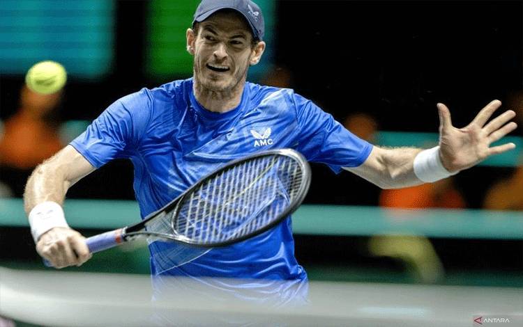 Petenis Inggris Andy Murray saat tampil melawan petenis kanada Felix Auger-Aliassime (tak terlihat) pada satu turnamen di Rotterdam, Belanda, pada 10 Februari 2022