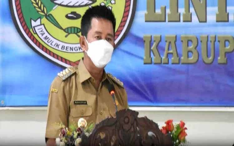 Bupati Barito Utara, Nadalsyah menutup secara resmi kegiatan forum lintas perangkat daerah, Selasa 8 Maret 2022