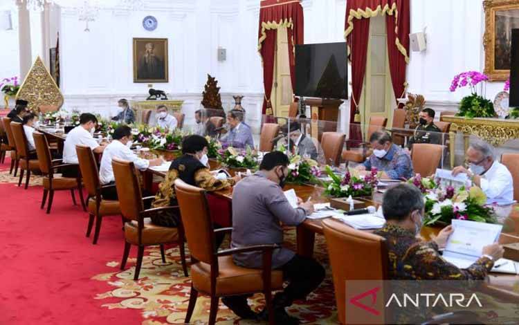 Presiden Jokowi memimpin rapat terbatas terkait Otorita Ibu Kota Nusantara di Istana Merdeka Jakarta, Kamis (10/3/2022)