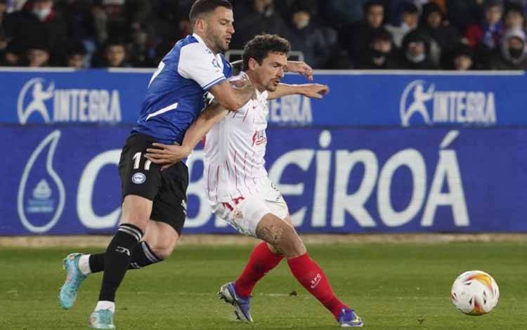 Gelandang Sevilla Thomas Delaney (kanan) ketika berduel dengan gelandang Alaves Edgar Mendez dalam pertandingan LaLig antara Deportivo Alaves dan Sevilla FC di Stadion Mendizorroza di Vitoria pada 4 Maret 2022. Delaney kemudian menyelamatkan Sevilla dari kekalahan melawan Rayo Vallecano, Sabtu 12 Maret 2022