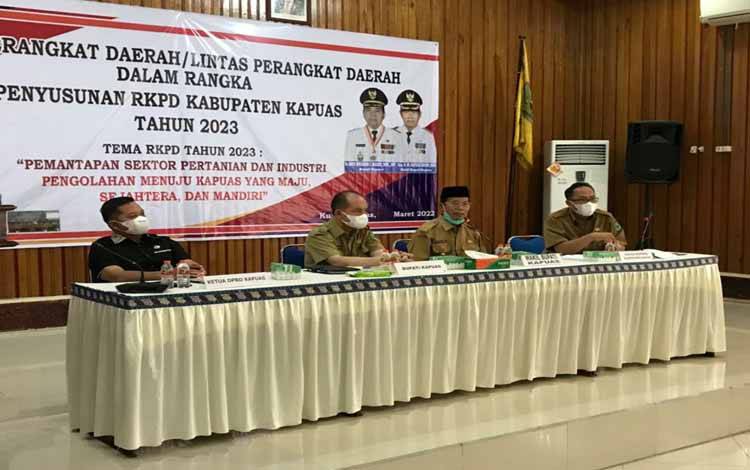 Wakil Ketua I DPRD Kapuas, Yohanes (kiri) dan Bupati Kapuas Ben Brahim S Bahat dalam Forum Perangkat Daerah / Lintas Perangkat Daerah dalam rangka penyusunan RKPD 2023, Senin 14 Maret 2022
