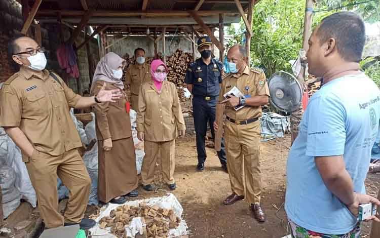 Kepala Disdagperin Kalteng, Aster Bonawaty bersama Dinas Koperasi dan UMKM serta pihak lainnya saat mengunjungi eksportir kayu Gaharu Agarwood Store B.A.J di Palangka Raya.