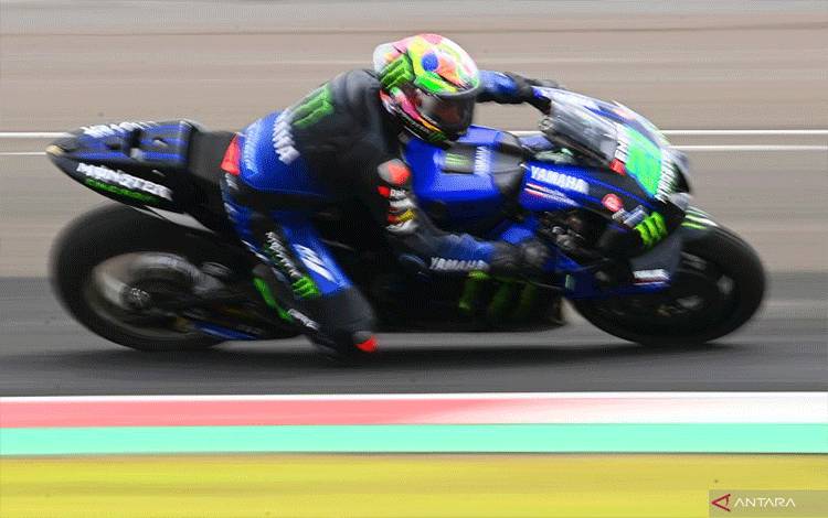 Arsip - Pembalap Monster Energy Yamaha Franco Morbidelli memacu sepeda motornya saat sesi tes pramusim MotoGP 2022 di Pertamina Mandalika International Street Circuit, Lombok Tengah, NTB, Jumat (11/2/2022). ANTARA FOTO/Andika Wahyu/rwa