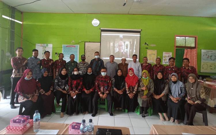 Rapat di SMPN 1 Mentaya Hilir Selatan dihadiri Rudianur, Pemerintah Kecamatan Mentaya Hilir Selatan dan Dinas Pendidikan terkait rencana relokasi sekolah.