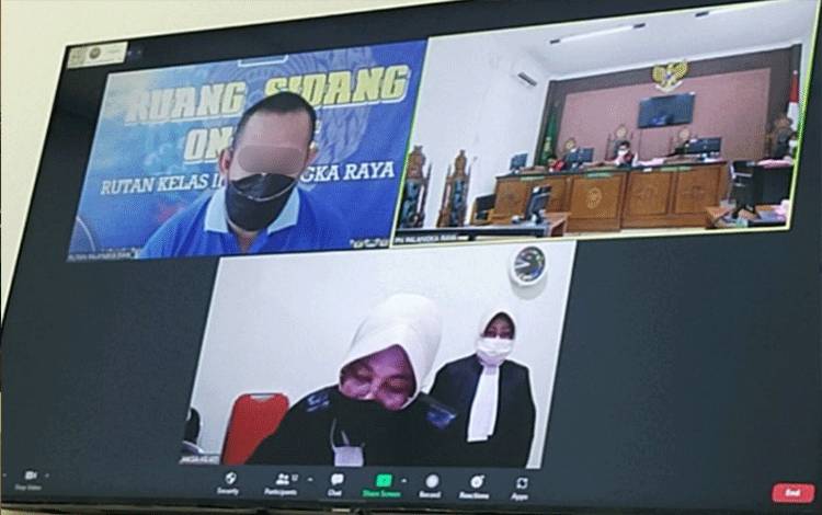 Terdakwa (kemeja biru) saat menjalani sidang virtual di PN Palangka Raya.