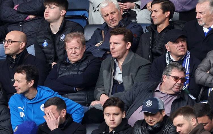 Pengusaha Nick Candy yang menjadi salah satu calon pembeli The Blues, terlihat menyaksikan pertandingan Chelsea vs Newcastle United di Stamford Bridge, London, Inggris, 13 Maret 2022. (Action Images via Reuters/MATTHEW CHILDS)