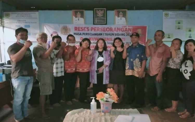 Wakil Ketua Komisi I DPRD Kalteng, Kuwu Senilawati saat melaksanakan reses perseorangan