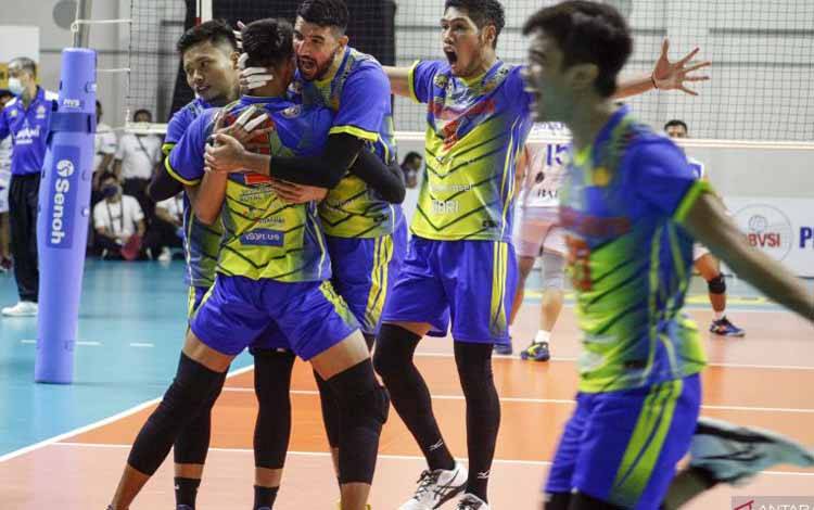 Sejumlah pebola voli Surabaya Bhayangkara Samator berselebrasi usai mencetak poin dari Bogor Lavani pada babak Final Four Proliga 2022 di Padepokan Voli Jenderal Polisi Kunarto, Sentul, Kabupaten Bogor, Jawa Barat, Sabtu (12/3/2022). Surabaya Bhayangkara Samator menang dengan skor 3-2 (21-25, 22-25, 27-25, 25-21, 15-12).
