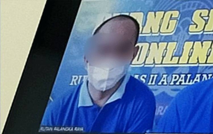 Terdakwa saat menjalani sidang virtual di Pengadilan Negeri Palangka Raya.