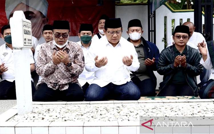 Dokumentasi: Wakil Ketua DPR RI Abdul Muhaimin Iskandar (tengah) berziarah ke makam pahlawan nasional KH Zaenal Musthofa di Taman Makam Pahlawan (TMP) Tasikmalaya, Jawa Barat, Sabtu (26/3/2022). ANTARA/HO-Media DPR RI