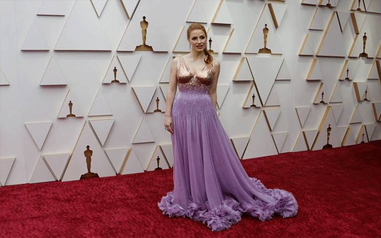 Nomine aktris terbaik Oscar 2022, Jessica Chastain, di karpet merah Academy Awards ke-94, Hollywood, Los Angeles, California, AS, 27 Maret 2022. (REUTERS/ERIC GAILLARD)